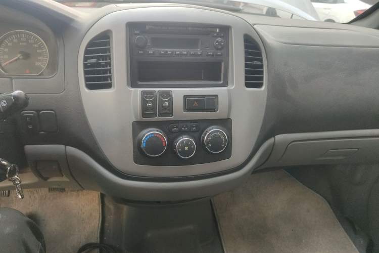 Used FORTHING Lingzhi 2012 Passenger Version 1.6L Flagship Edition Audio And AC Panel