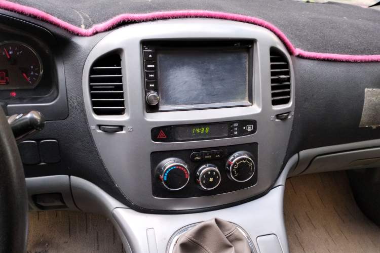 Used FORTHING Lingzhi 2012 M5 Q3 2.0L 7-Seater Long-Wheelbase Comfort Edition Audio And AC Panel