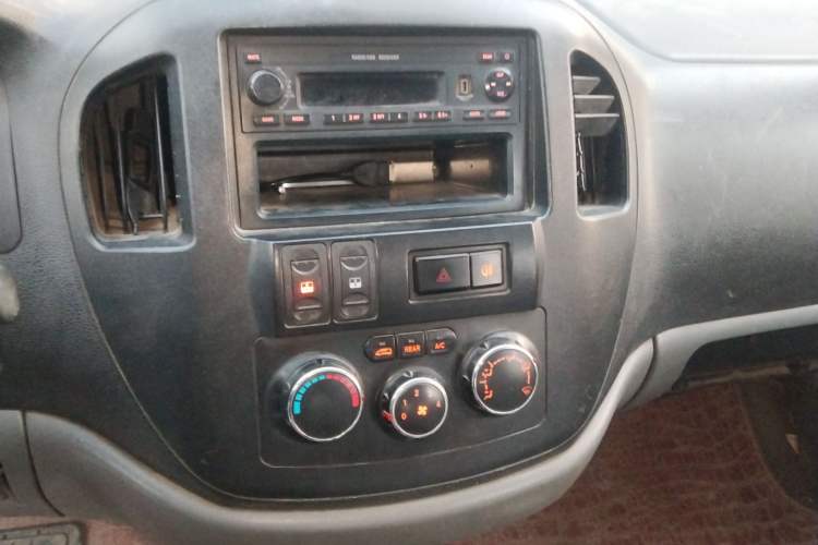 Used FORTHING Lingzhi 2012 Commercial Version 1.6L Special Offer Model Audio And AC Panel