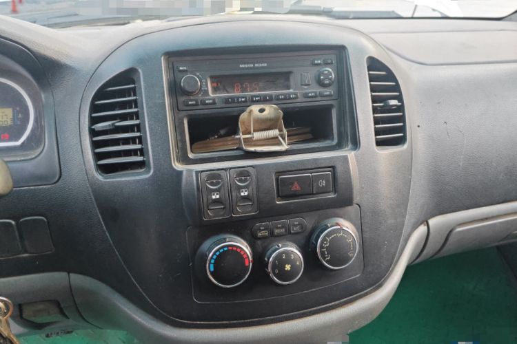 Used FORTHING Lingzhi 2012 Passenger Version 1.6L Comfort Edition Audio And AC Panel