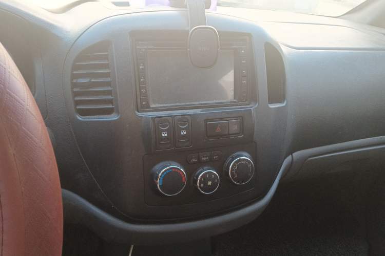 Used FORTHING Lingzhi 2012 Passenger Version 1.6L Comfort Edition Audio And AC Panel