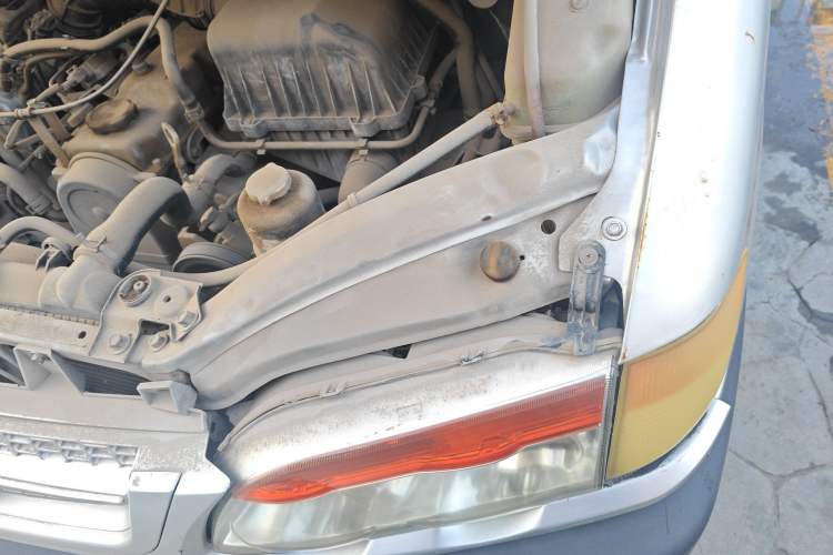 Used FORTHING Lingzhi 2012 Passenger Version 1.6L Comfort Edition Engine Bay Left