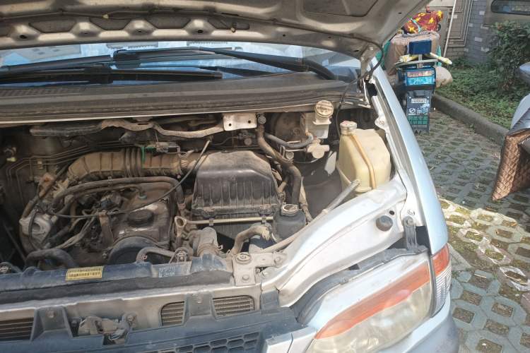 Used FORTHING Lingzhi 2012 Passenger Version 1.6L Comfort Edition Engine Bay Left