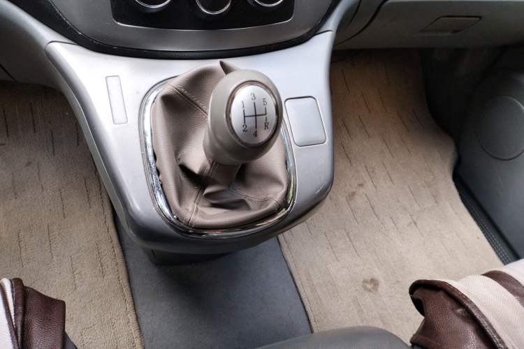 Used FORTHING Lingzhi 2012 M5 Q3 2.0L 7-Seater Long-Wheelbase Comfort Edition Gear Lever