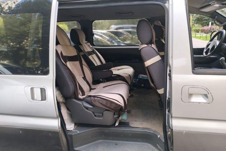 Used FORTHING Lingzhi 2012 M5 Q3 2.0L 7-Seater Long-Wheelbase Comfort Edition Left Rear Seat