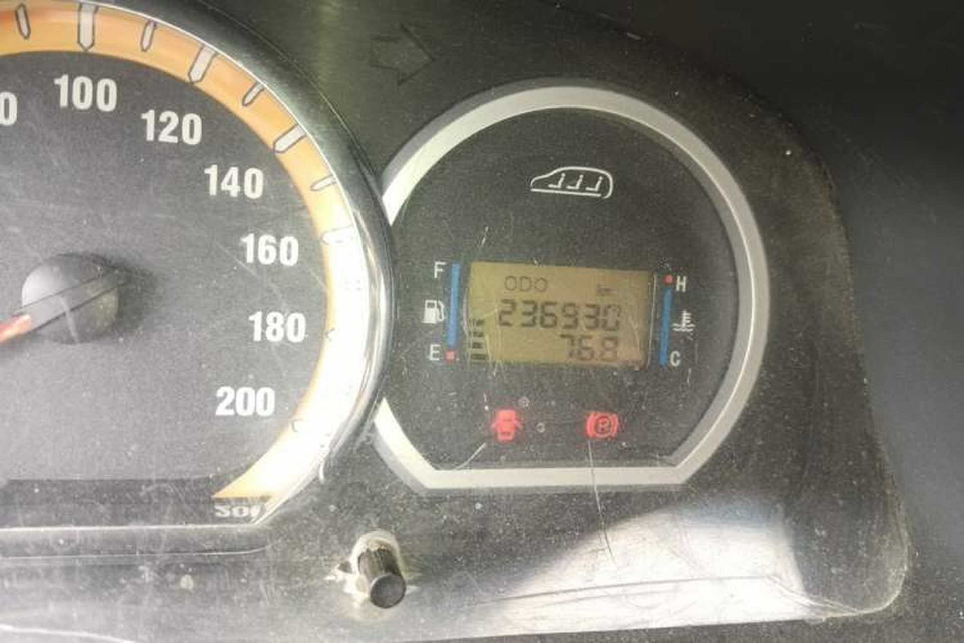 Used FORTHING Lingzhi 2012 Commercial Version 1.6L Utility Model Odometer Close Up