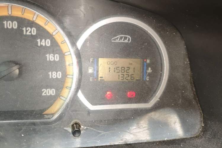 Used FORTHING Lingzhi 2012 Commercial Version 1.6L Standard Model Odometer Close Up
