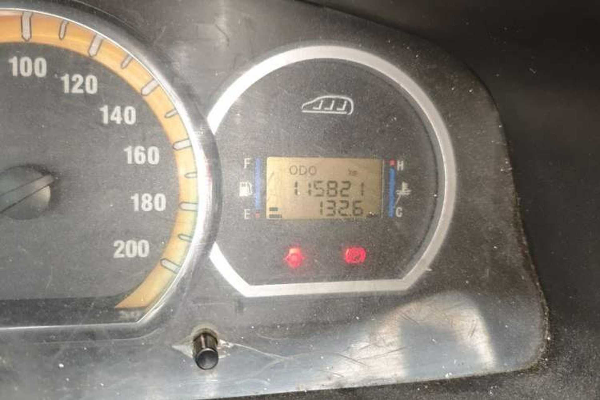 Used FORTHING Lingzhi 2012 Commercial Version 1.6L Standard Model Odometer Close Up