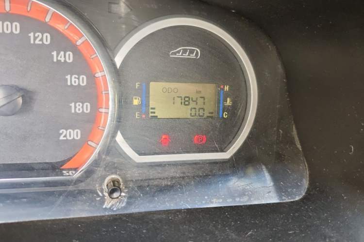 Used FORTHING Lingzhi 2012 Commercial Version 1.6L Utility Model Odometer Close Up