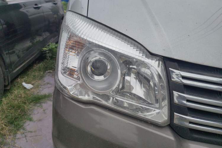 Used FORTHING Lingzhi 2012 M5 Q3 2.0L 7-seat Long Wheelbase Standard Edition Right Front Headlight