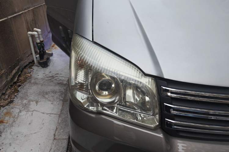 Used FORTHING Lingzhi 2012 M5 Q3 2.0L Short-Wheelbase Luxury Edition Right Front Headlight