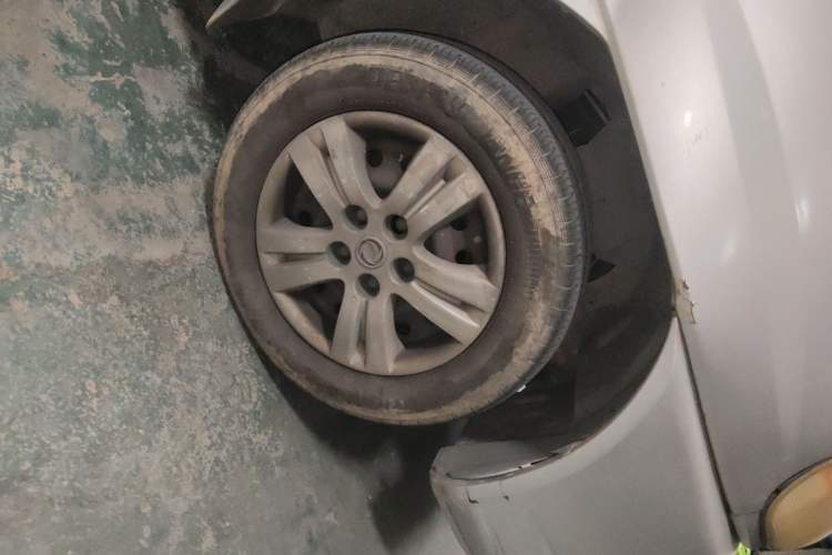 Used FORTHING Lingzhi 2012 Commercial Version 1.6L Special Offer Model Right Front Wheel Hub