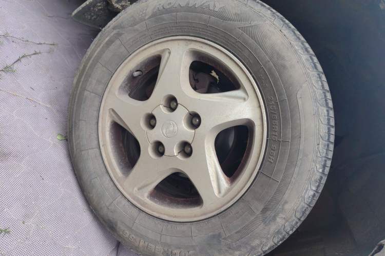 Used FORTHING Lingzhi 2012 M5 Q3 2.0L 7-seat Long Wheelbase Standard Edition Right Front Wheel Hub