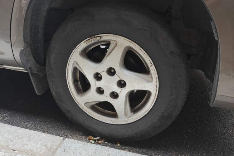 Used FORTHING Lingzhi 2012 M5 Q3 2.0L Short-Wheelbase Luxury Edition Right Front Wheel Hub