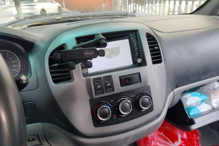 Used FORTHING Lingzhi 2012 Passenger Version 1.6L Luxury Edition Audio And AC Panel