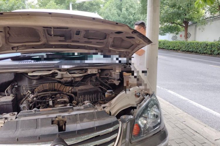Used FORTHING Lingzhi 2012 Passenger Version 1.6L Luxury Edition Engine Bay Left