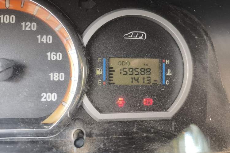 Used FORTHING Lingzhi 2012 Commercial Version 1.6L Utility Model Odometer Close Up