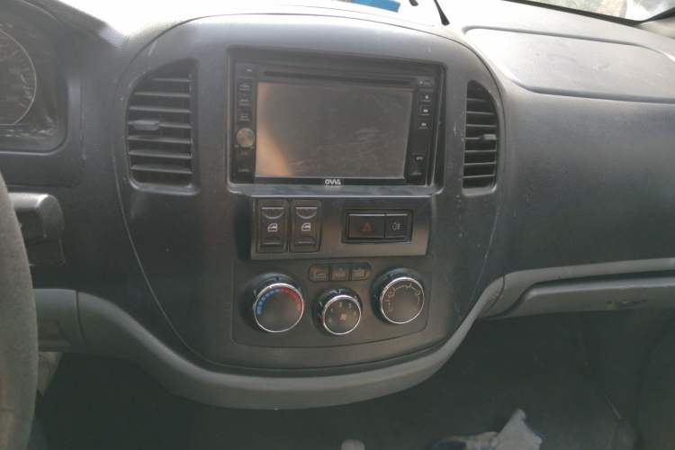 Used FORTHING Lingzhi 2013 M3 1.6L 7-Seater Comfort Model Audio And AC Panel