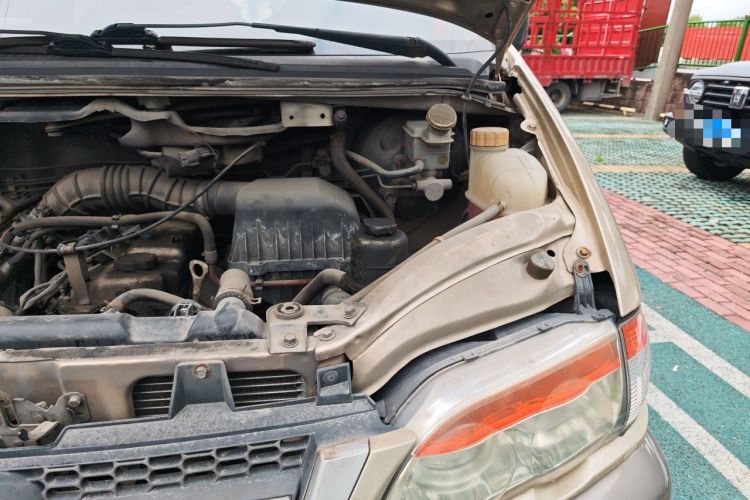 Used FORTHING Lingzhi 2013 V3 1.5L 7-Seater Luxury Model Engine Bay Left
