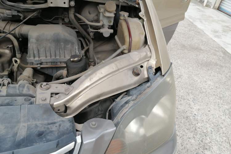 Used FORTHING Lingzhi 2013 M3 1.6L 7-Seater Comfort Model Engine Bay Left