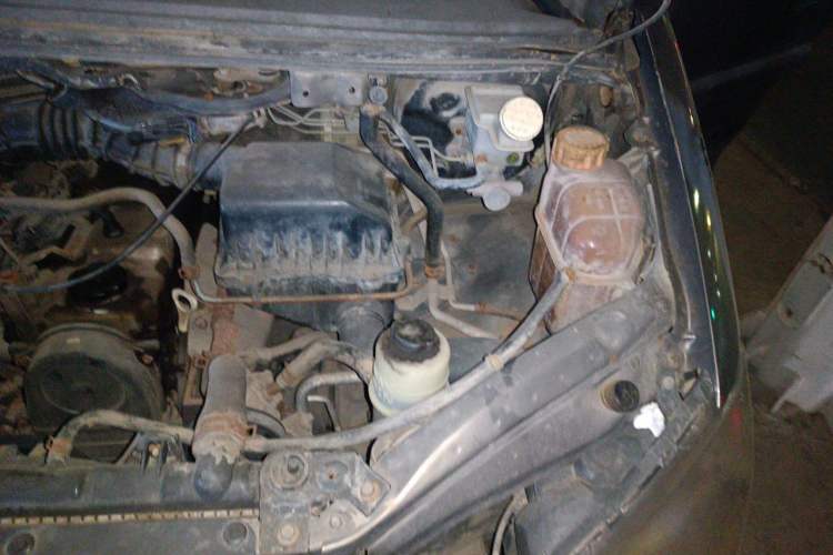 Used FORTHING Lingzhi 2013 M3 1.6L 7-Seater Comfort Model Engine Bay Left