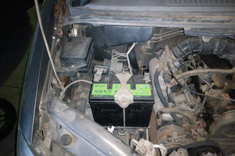 Used FORTHING Lingzhi 2013 M3 1.6L 7-Seater Comfort Model Engine Bay Right