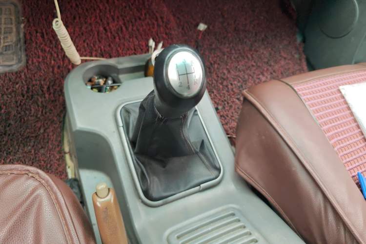 Used FORTHING Lingzhi 2013 V3 1.5L 7-Seater Luxury Model Gear Lever