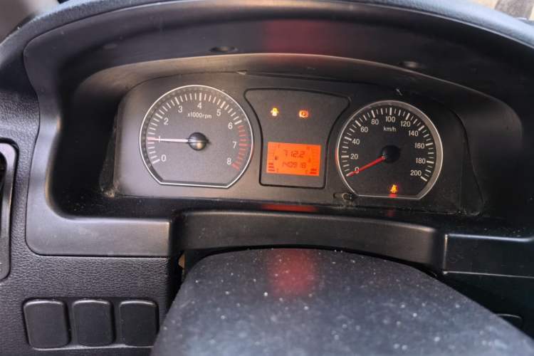 Used FORTHING Lingzhi 2013 M3 1.6L 7-seat Standard Model Odometer Close Up