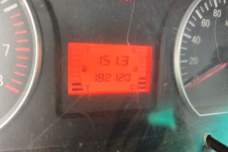 Used FORTHING Lingzhi 2013 V3 1.5L 7-Seater Luxury Model Odometer Close Up