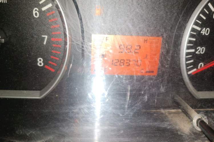 Used FORTHING Lingzhi 2013 M3 1.6L 7-Seater Comfort Model Odometer Close Up