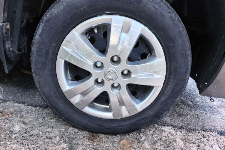 Used FORTHING Lingzhi 2013 M3 1.6L 7-seat Standard Model Right Front Wheel Hub