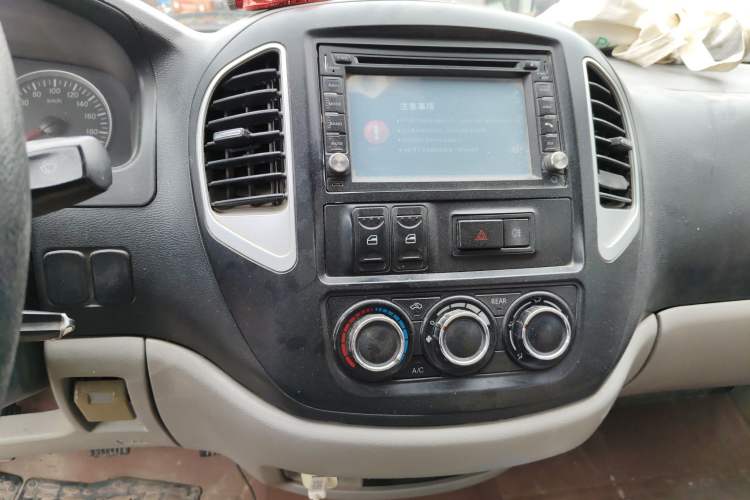 Used FORTHING Lingzhi 2013 V3 1.5L 7-Seater Standard Model II Audio And AC Panel