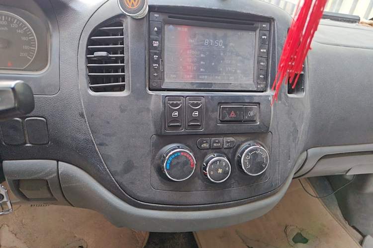Used FORTHING Lingzhi 2013 V3 1.5L 7-Seater Luxury Model Audio And AC Panel