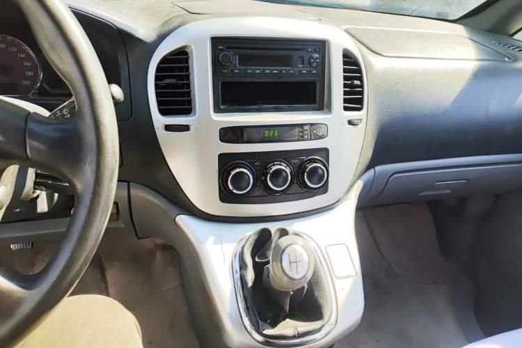 Used FORTHING Lingzhi 2013 M5 Q3 2.0L 7-seat Long-wheelbase Luxury Model Audio And AC Panel