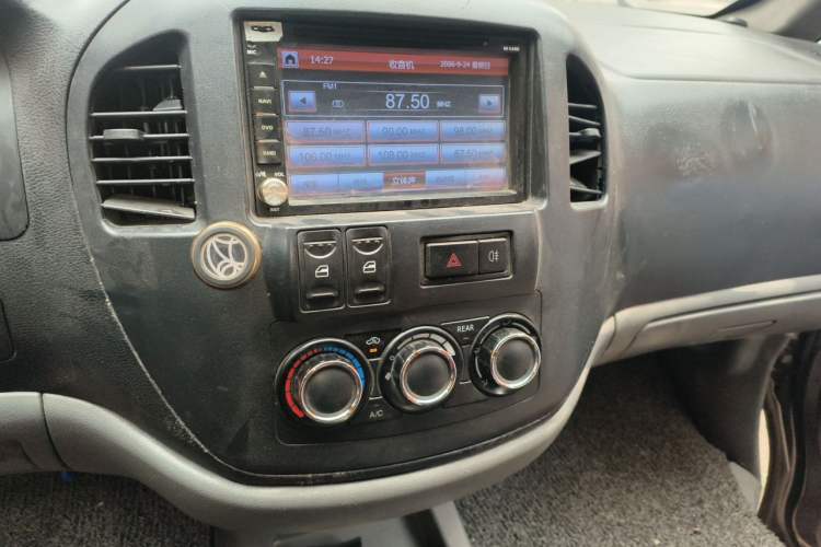Used FORTHING Lingzhi 2013 V3 1.5L 7-Seater Comfort Model Audio And AC Panel
