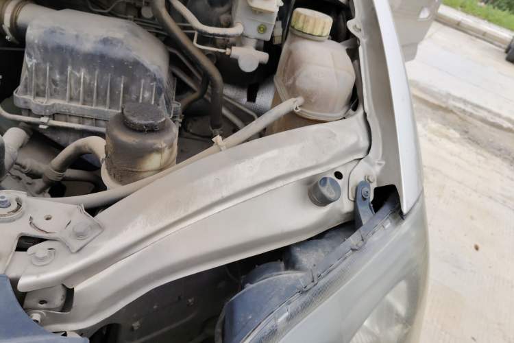 Used FORTHING Lingzhi 2013 V3 1.5L 7-Seater Standard Model II Engine Bay Left