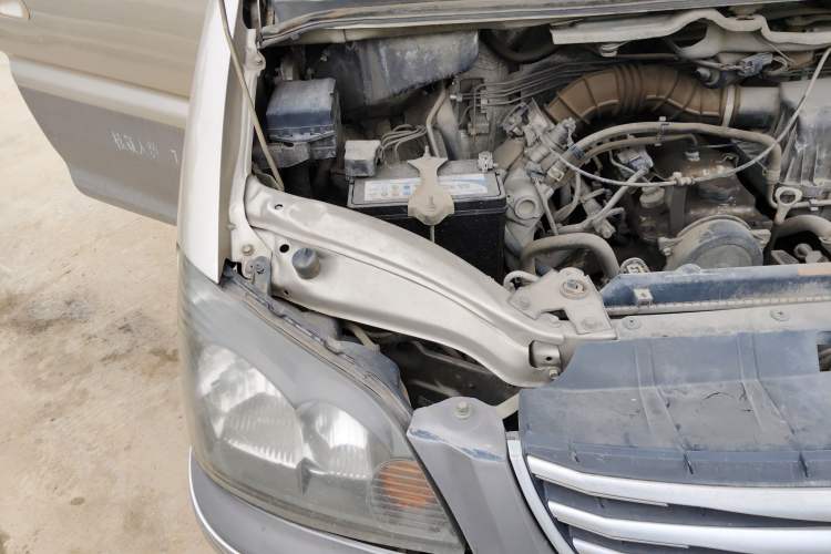 Used FORTHING Lingzhi 2013 V3 1.5L 7-Seater Standard Model II Engine Bay Right