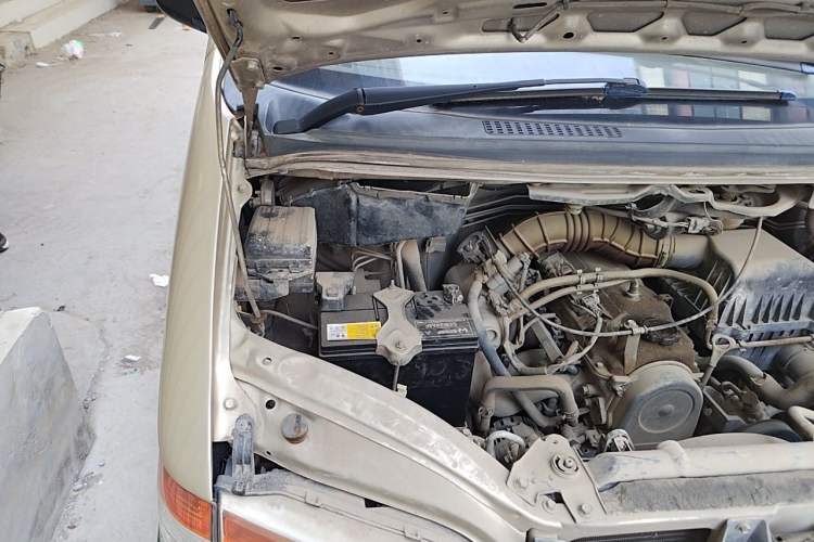Used FORTHING Lingzhi 2013 V3 1.5L 7-Seater Luxury Model Engine Bay Right