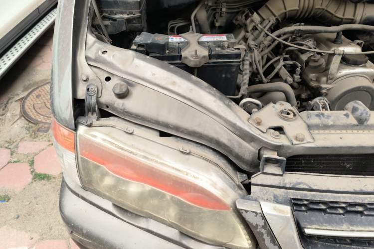 Used FORTHING Lingzhi 2013 V3 1.5L 7-Seater Comfort Model Engine Bay Right