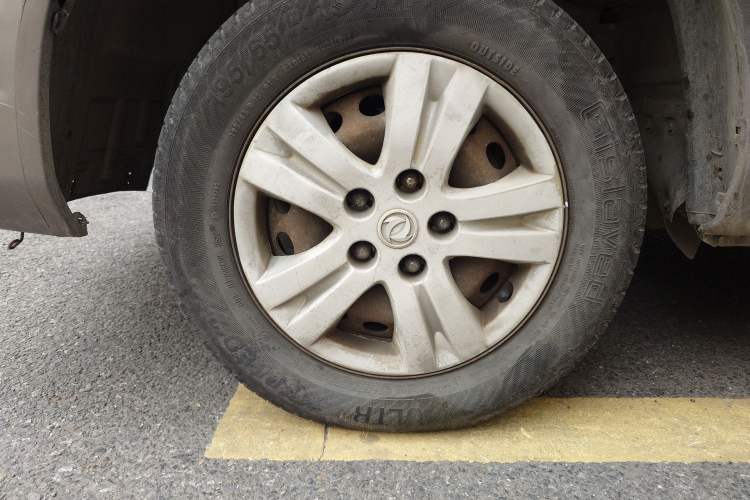 Used FORTHING Lingzhi 2013 V3 1.5L 7-Seater Standard Model II Right Front Wheel Hub