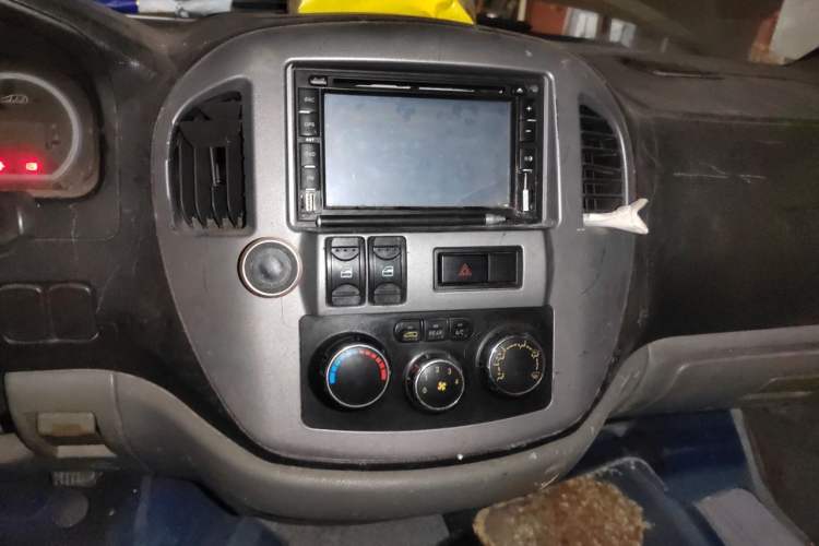 Used FORTHING Lingzhi 2013 M5 Q7 2.0L 7-Seater Long-Wheelbase Comfort Model Audio And AC Panel