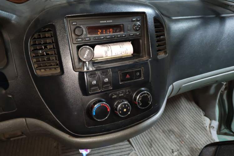 Used FORTHING Lingzhi 2013 M3 1.6L 7-Seater Comfort Model Audio And AC Panel