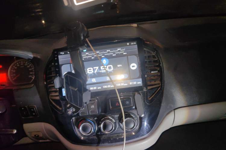 Used FORTHING Lingzhi 2013 M3 1.6L 7-Seater Luxury Model Audio And AC Panel