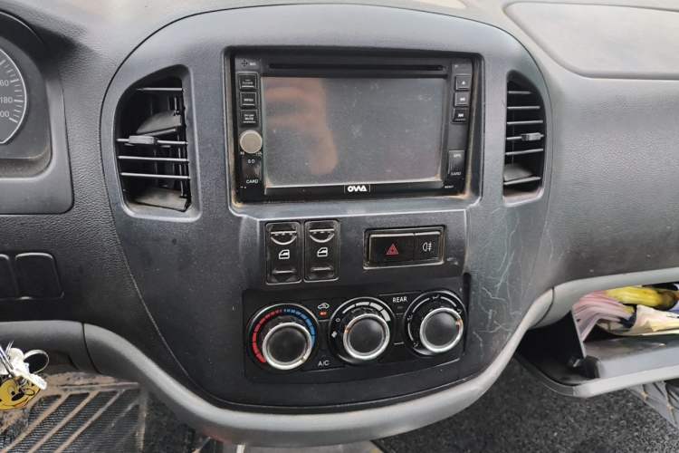 Used FORTHING Lingzhi 2013 M3 1.6L 7-Seater Comfort Model Audio And AC Panel