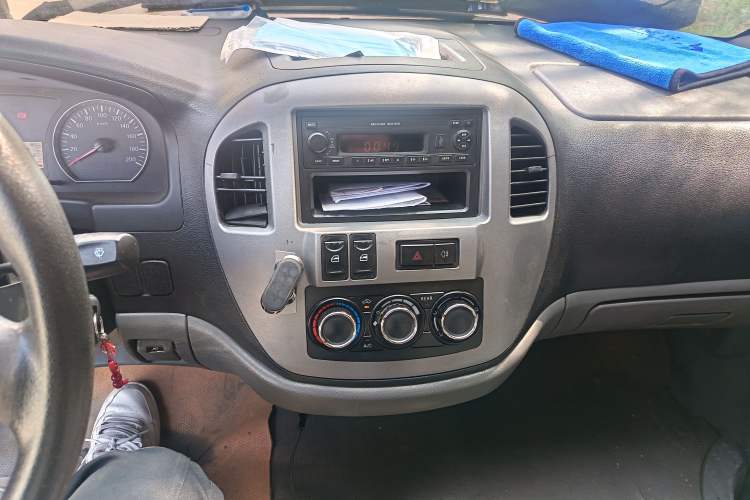 Used FORTHING Lingzhi 2013 V3 1.5L 7-Seater Standard Model II Audio And AC Panel