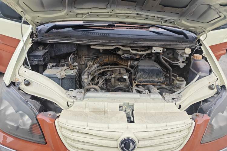 Used FORTHING Lingzhi 2013 M3 1.6L 7-Seater Comfort Model Engine Bay