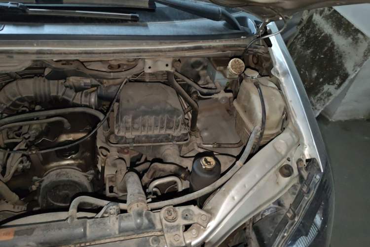 Used FORTHING Lingzhi 2013 M3 1.6L 7-Seater Comfort Model Engine Bay Left