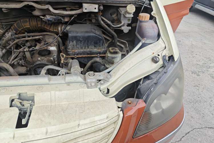 Used FORTHING Lingzhi 2013 M3 1.6L 7-Seater Comfort Model Engine Bay Left