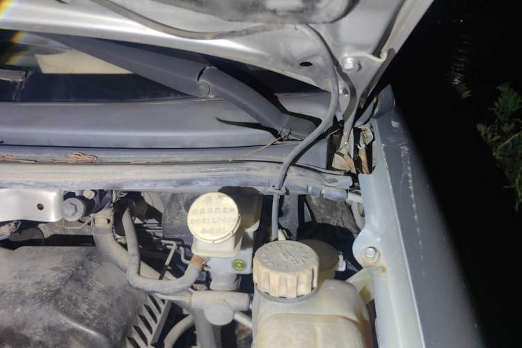 Used FORTHING Lingzhi 2013 M3 1.6L 7-Seater Luxury Model Engine Bay Left