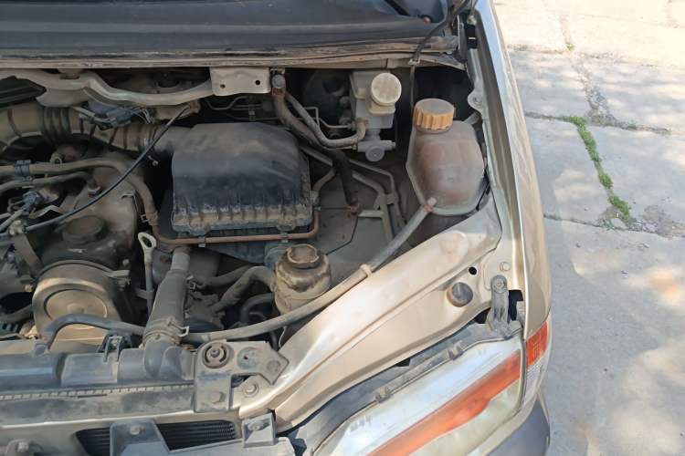 Used FORTHING Lingzhi 2013 V3 1.5L 7-Seater Standard Model II Engine Bay Left